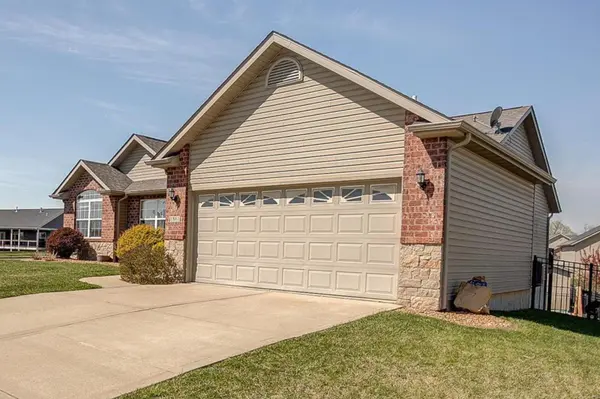 1861 Wellington LN, Maryville, IL 62062