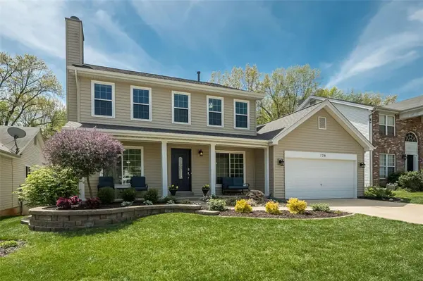 720 Shadow Pine DR, Fenton, MO 63026