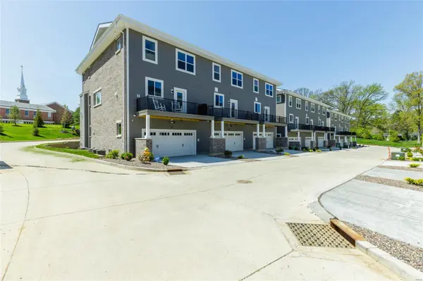 11239 Talamore CIR #17, Frontenac, MO 63131
