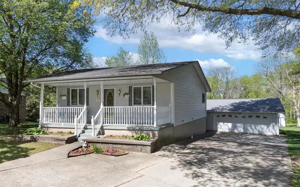 14 Burr Oak DR, Highland, IL 62249