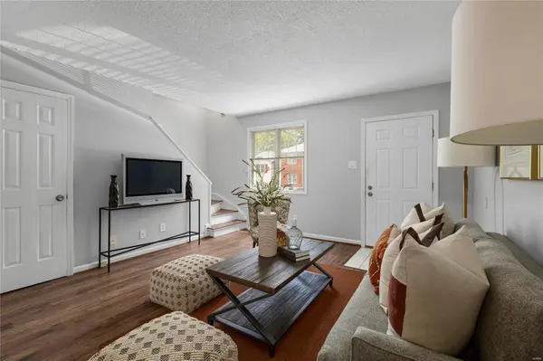 1747 Canary CV, Brentwood, MO 63144