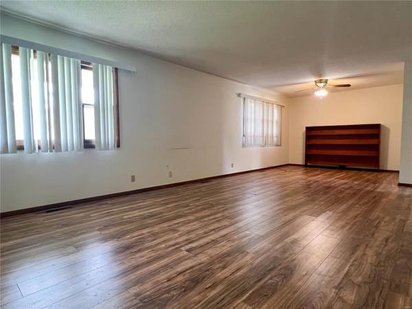 617 N Hibbard ST, Staunton, IL 62088