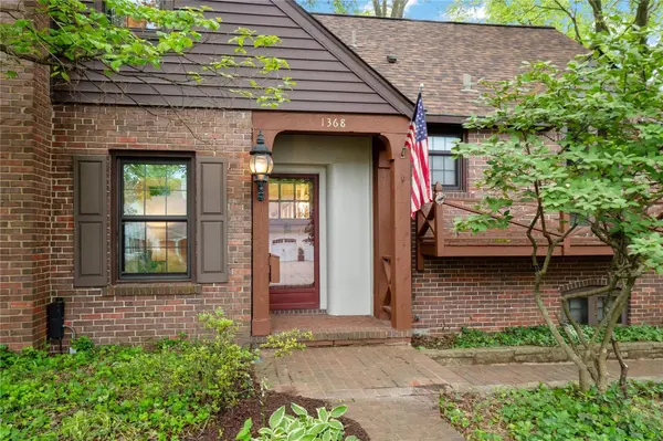 1368 Green Tree LN, Glendale, MO 63122