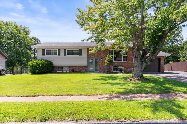 2144 Wildwind LN, High Ridge, MO 63049