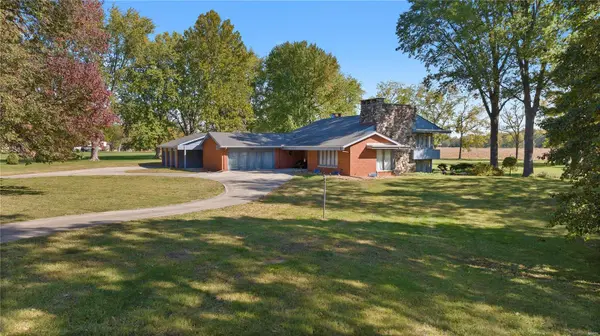 13750 Kayser RD, Highland, IL 62249