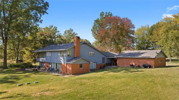 13750 Kayser RD, Highland, IL 62249