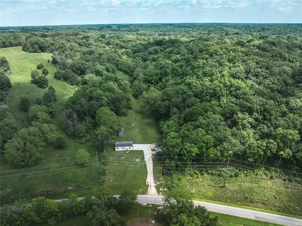 247 Spankey RD, Eldred, IL 62027