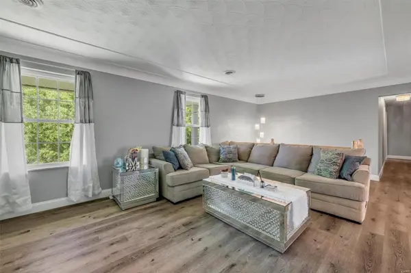 712 Valley DR, Maryville, IL 62062