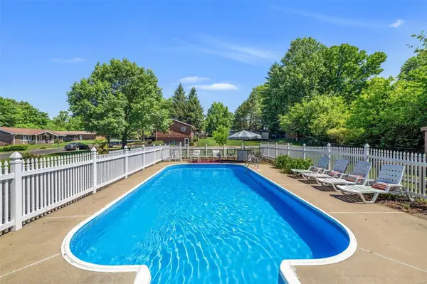 712 Valley DR, Maryville, IL 62062