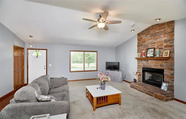 141 Danielle CT, Troy, MO 63379