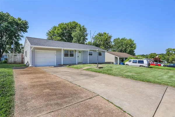 12022 Providence LN, Maryland Heights, MO 63043