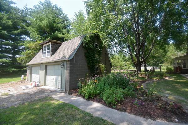 800 Ruedin LN, Godfrey, IL 62035