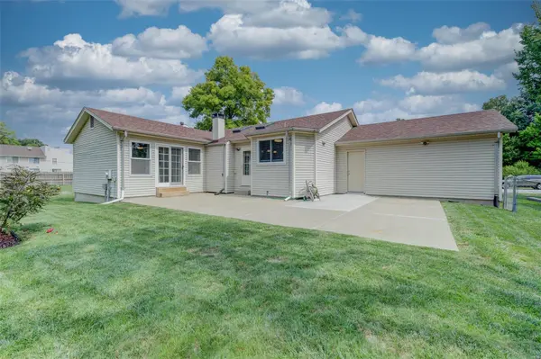 11 Laurelwood DR, St Peters, MO 63376