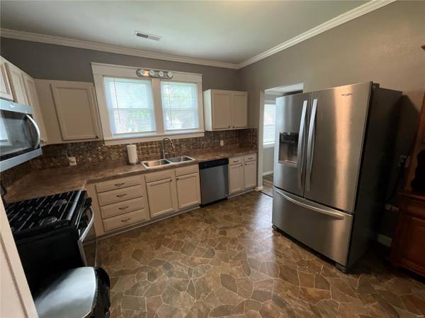 300 W Maple ST, Gillespie, IL 62033