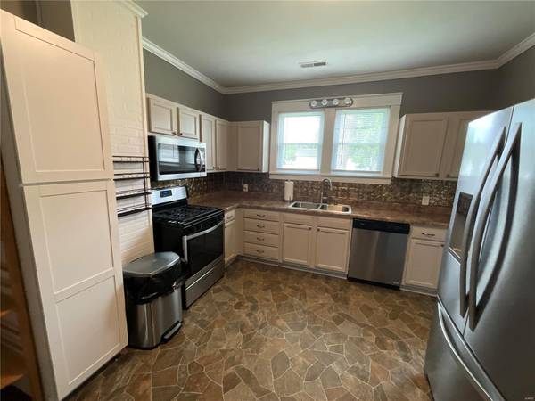 300 W Maple ST, Gillespie, IL 62033