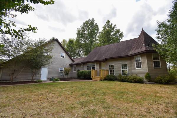 8825 Rezy Rd, Staunton, IL 62088