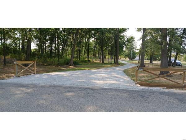 8825 Rezy Rd, Staunton, IL 62088