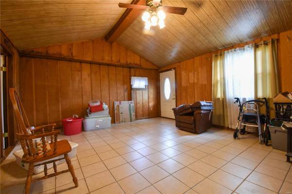 8836 Voyles LN, Staunton, IL 62088