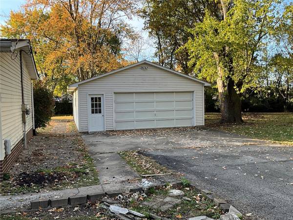716 Myrtle ST, Staunton, IL 62088