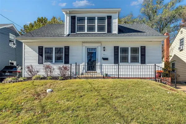 911 N Geyer RD, Kirkwood, MO 63122