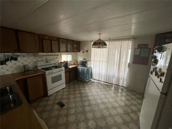 811 N Monroe ST, Litchfield, IL 62056