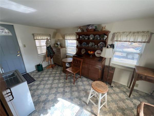 811 N Monroe ST, Litchfield, IL 62056