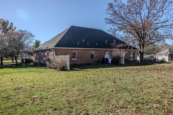 315 Coach RD, Lebanon, MO 65536
