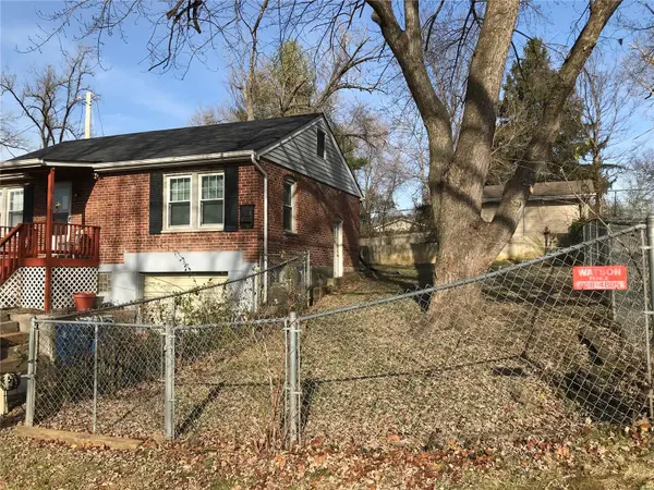 33 Marie DR, St Charles, MO 63301