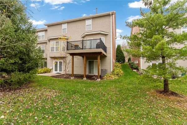 1228 Castle Gate Villas Dr, Olivette, MO 63132