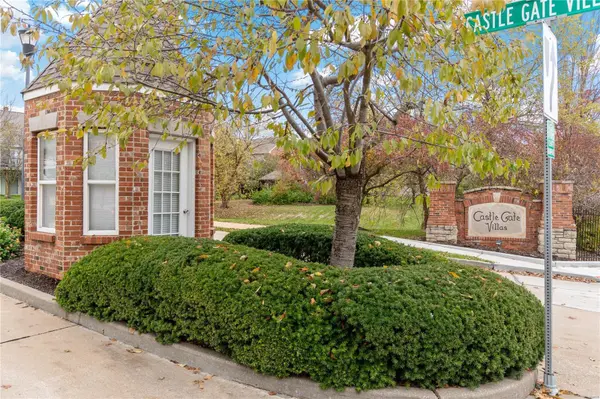 1228 Castle Gate Villas Dr, Olivette, MO 63132
