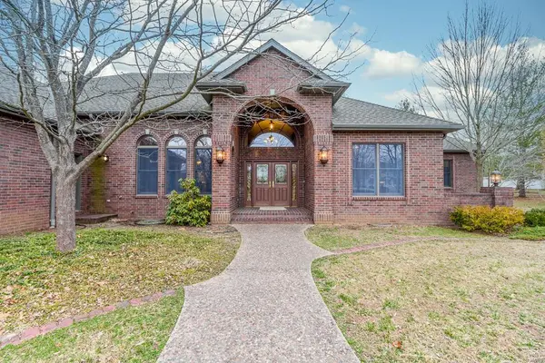 301 COACH, Lebanon, MO 65536