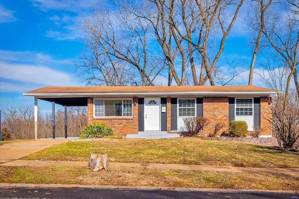 8429 Hawkesbury DR, St Louis, MO 63121