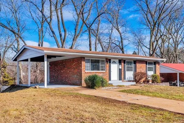 8429 Hawkesbury DR, St Louis, MO 63121