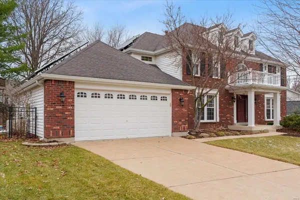 3026 Apple Blossom LN, St Charles, MO 63303