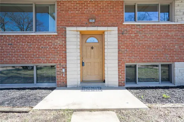 8904 Larchwood CT, St Louis, MO 63126
