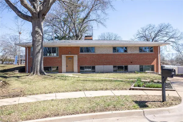 8904 Larchwood CT, St Louis, MO 63126