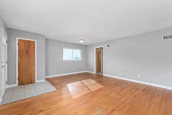 8916 Saint Louis AVE, St Louis, MO 63114