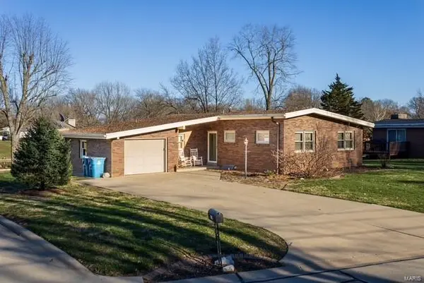 701 Dolphin DR W, Highland, IL 62249