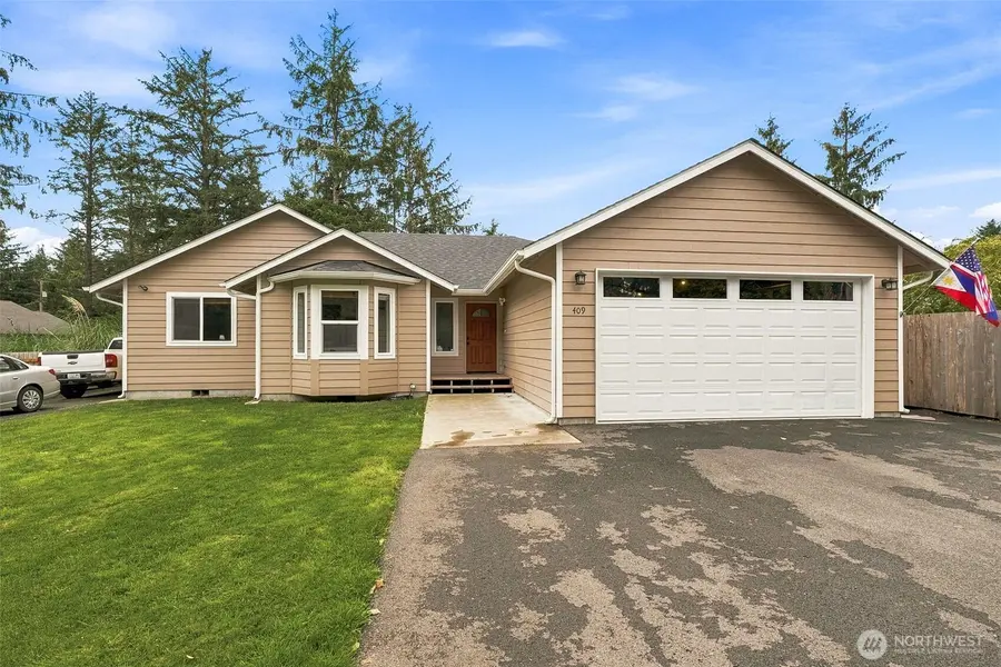 409 Snahapish AVE SE, Ocean Shores, WA 98569
