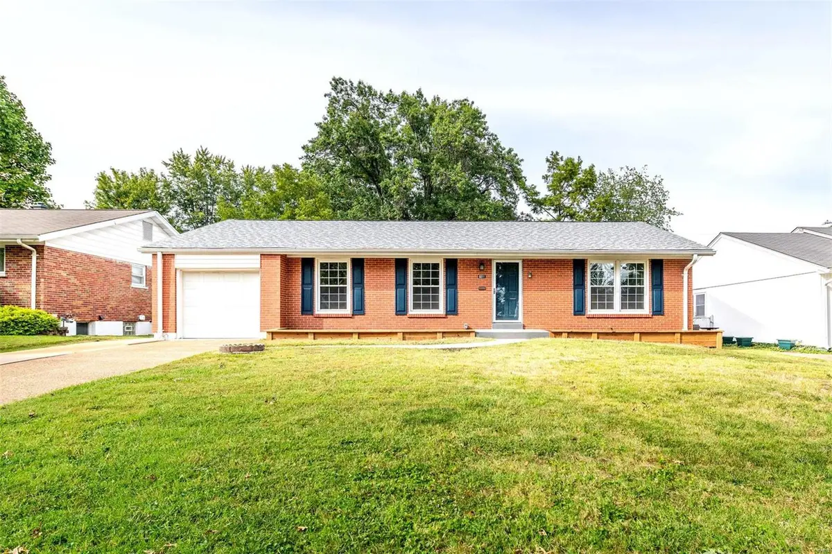 6011 Savio DR, St Louis, MO 63123