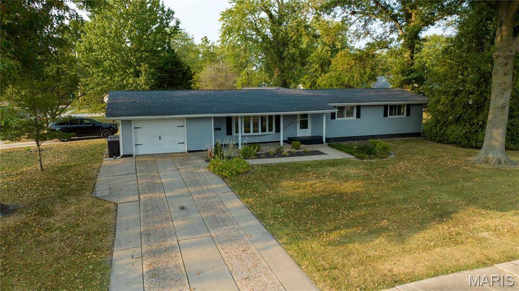 605 E Henry ST, Staunton, IL 62088