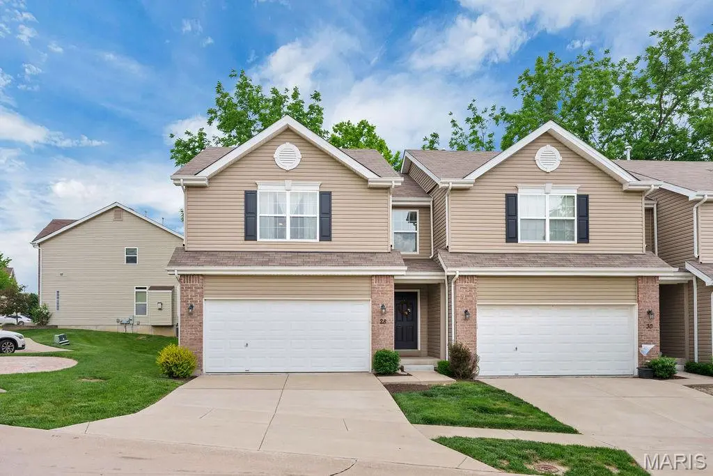 28 Loris LN, St Charles, MO 63303