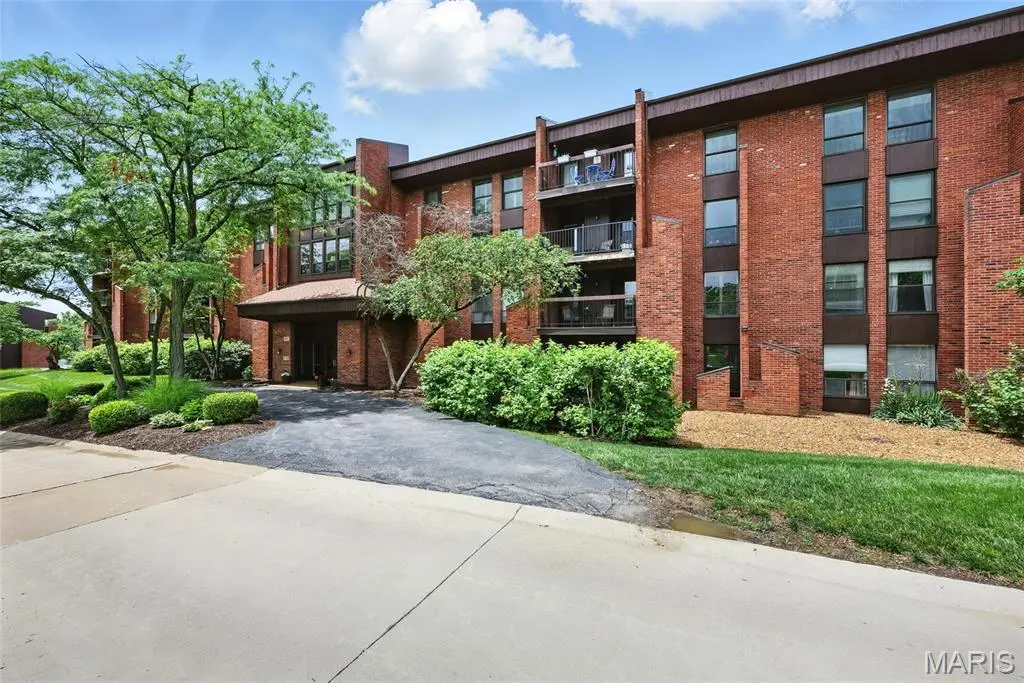 585 Coeur De Royale DR #203, Creve Coeur, MO 63141