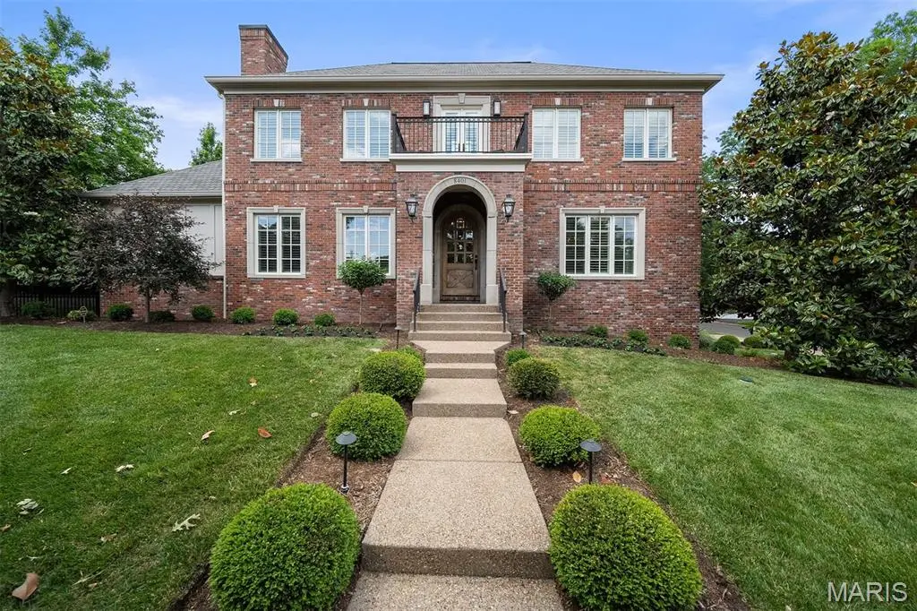8401 University DR, Clayton, MO 63105