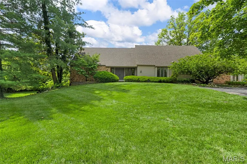 10944 Chalet CT, Creve Coeur, MO 63141