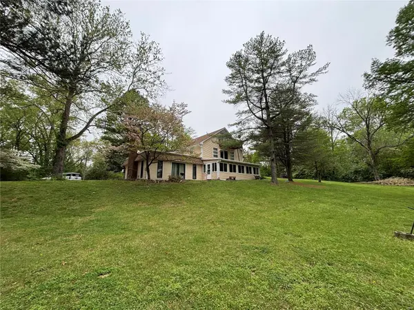 737 N Hickory ST, De Soto, IL 62924