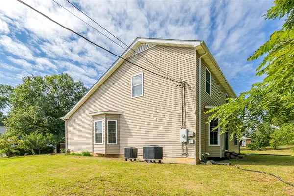 13 Crabapple CT, Olivette, MO 63132