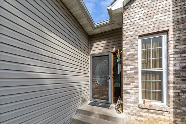 13 Crabapple CT, Olivette, MO 63132