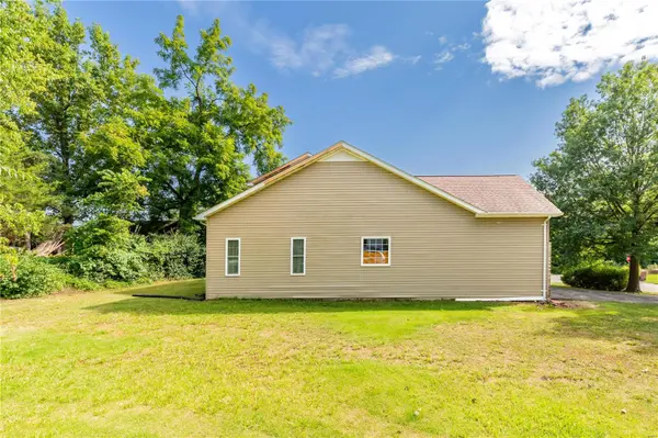 13 Crabapple CT, Olivette, MO 63132
