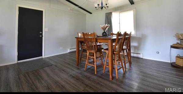 605 E Henry ST, Staunton, IL 62088